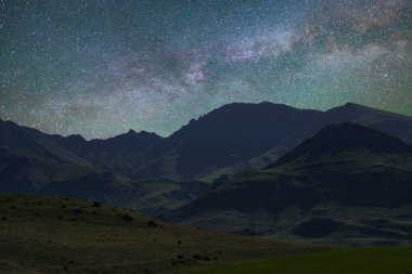 Güzel gece manzarası, Samanyolu galaksisi dağlar ve tepeler.