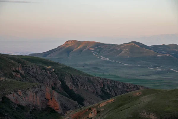 朝の美しい風景です 日の出の山や丘の上のパノラマビュー — ストック写真