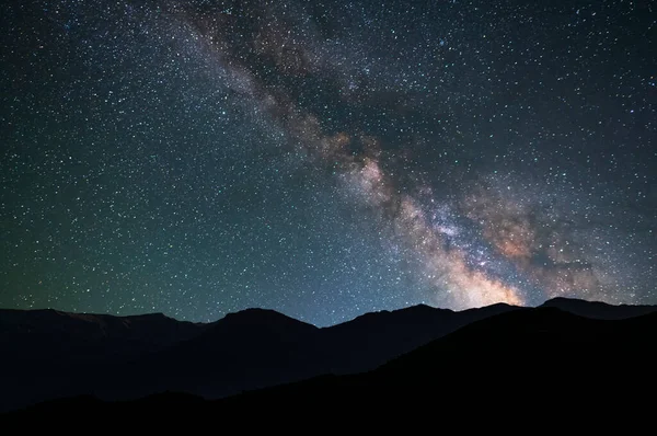 Hermosa Galaxia Vía Láctea Brillante Cielo Nocturno Silueta Colinas Fondo — Foto de Stock