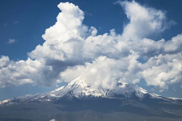 Gyönyörű Kilátás Ararat Hegyek Felhők — Stock Fotó