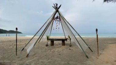 Tropikal plaj sandalye ve kulübe ile güneş doğarken.