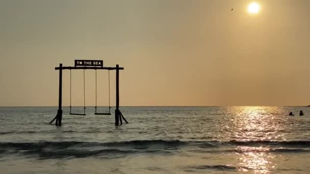 Plaża Huśta Się Ogląda Fale Oceanu Beztroski Letni Moment Plaży — Wideo stockowe