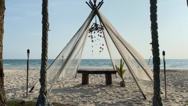 Matahari Terbit Pantai Tropis Dengan Kursi Dan Pondok — Stok Video