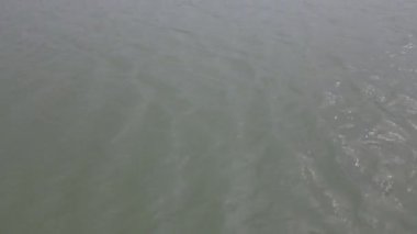 Drone saldırısı, güneşin ışıl ışıl deniz yüzeyinde uçan bir madde..