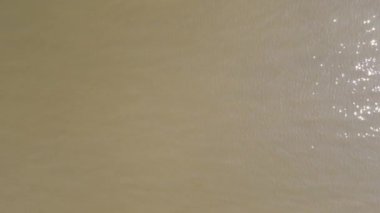 Drone saldırısı, güneşin ışıl ışıl deniz yüzeyinde uçan bir madde..