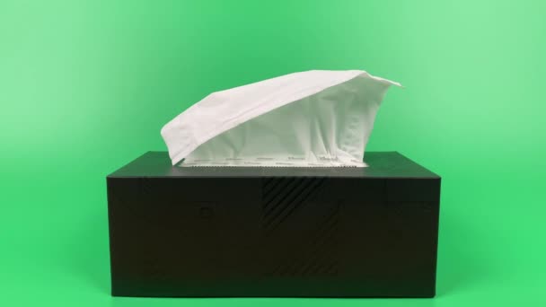 Рука Людини Витягує Шматок Тканини Коробки Паперу Тканини Ізольовані Зеленому — стокове відео