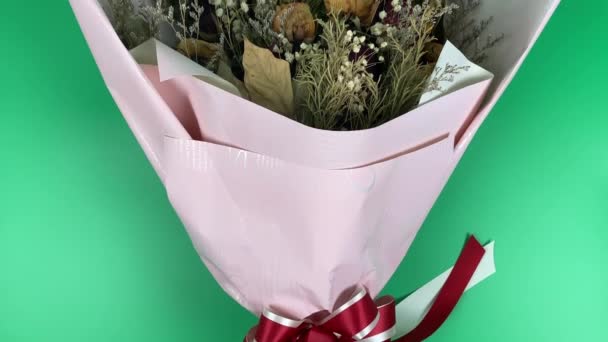 Romantische Komposition Aus Getrockneten Blumen Getrocknete Rosen Zeitlupe Auf Grünem — Stockvideo