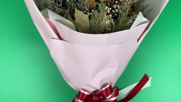 Romantische Komposition Aus Getrockneten Blumen Getrocknete Rosen Zeitlupe Auf Grünem — Stockvideo