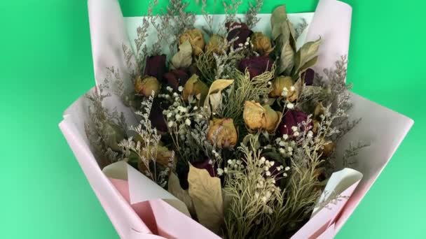 Romantic Composition Dried Flowers Dried Roses Slow Motion Green Background — 图库视频影像