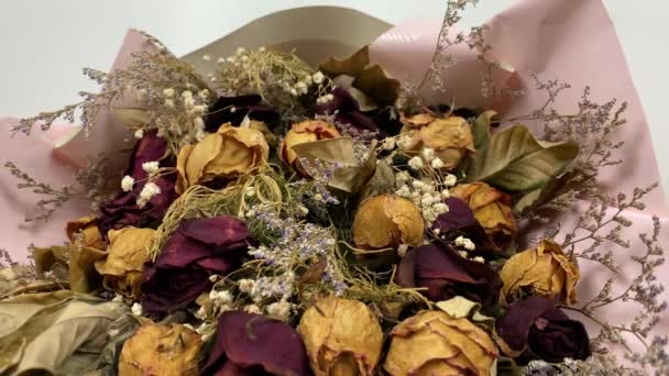Romantische Komposition Aus Getrockneten Blumen Getrocknete Rosen Zeitlupe Auf Weißem — Stockvideo