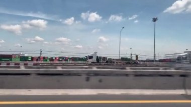 Yoldaki hareket halindeki arabanın yan camından bak.