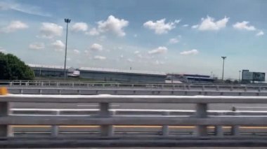 Yoldaki hareket halindeki arabanın yan camından bak.