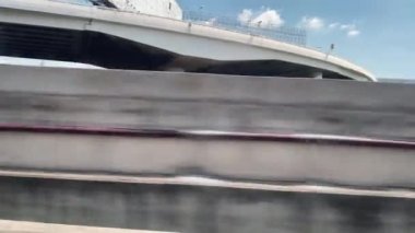 Yoldaki hareket halindeki arabanın yan camından bak.