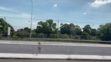 Yoldaki hareket halindeki arabanın yan camından bak.