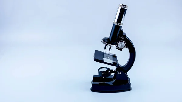 Microscopio da laboratorio con campione di ricerca su fondo bianco, isolato — Foto Stock