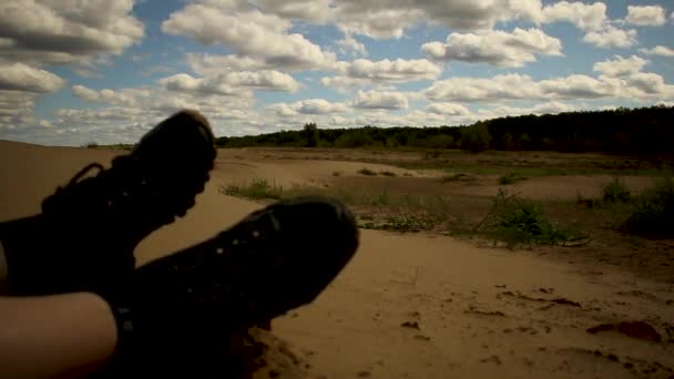 Una Chica Encuentra Una Playa Arena Nubes Cúmulos Pasan Vueltas — Vídeos de Stock