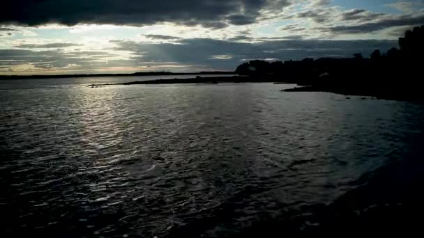 Akşamüstü nehrin arka planında, — Stok video