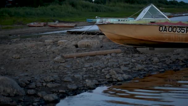 Sea boats moored on the rocky shore — Video Stock