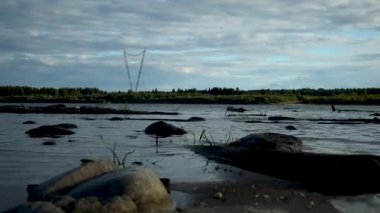Büyük nehir mavi bulutların arka planında,