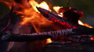 Gece sönen bir yangının kırmızı közleri, makro video