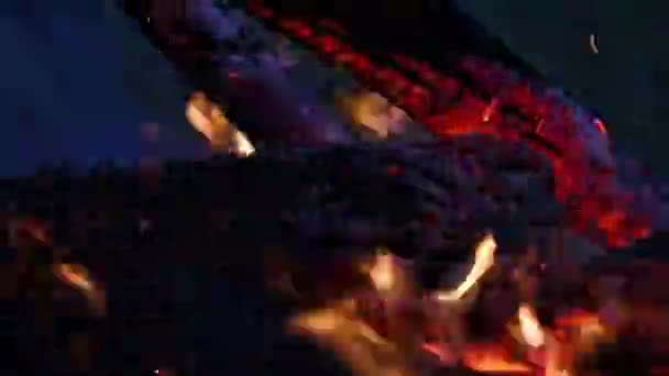 Красные угли умирающего костра ночью, макровидео — стоковое видео
