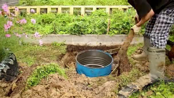 Vesnický člověk dělá studnu na zalévání zeleniny, — Stock video