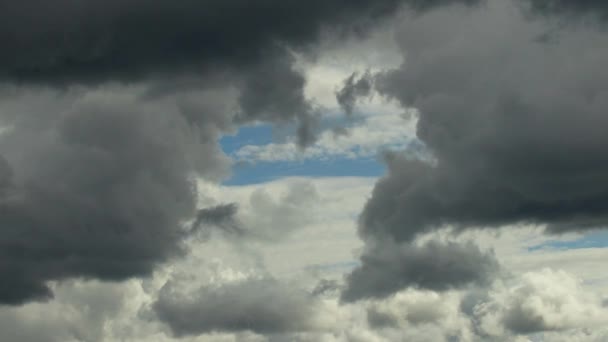 Τον ουρανό με σκούρο thunderclouds — Αρχείο Βίντεο