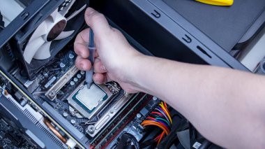 kız programcı bilgisayar işlemcisine termal yapıştırıcı uygula, makro fotoğrafçılık