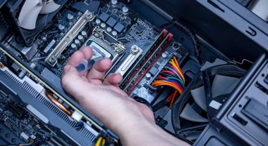 kız programcı bilgisayar işlemcisine termal yapıştırıcı uygula, makro fotoğrafçılık