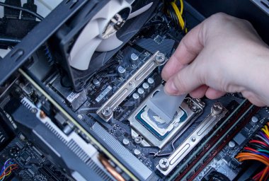 kız programcı bilgisayar işlemcisine termal yapıştırıcı uygula, makro fotoğrafçılık