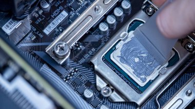 kız programcı bilgisayar işlemcisine termal yapıştırıcı uygula, makro fotoğrafçılık