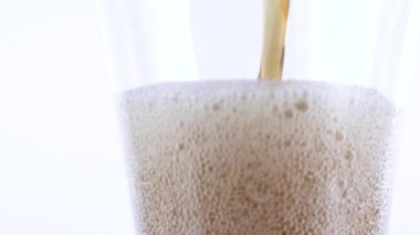 Bir bardakta karbonatlı içecek baloncukları.