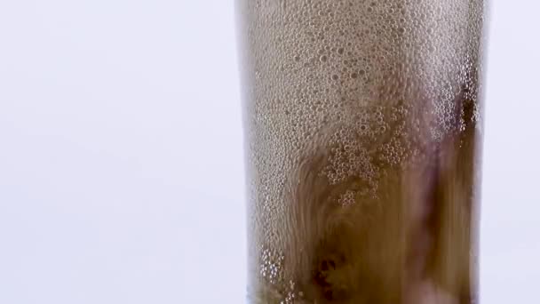 Plan macro vidéo de bulles de boissons gazeuses dans un verre — Video