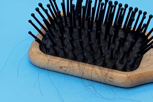 Houten Haarborstel Met Plastic Tanden Gevallen Zwart Grijs Haar — Stockfoto