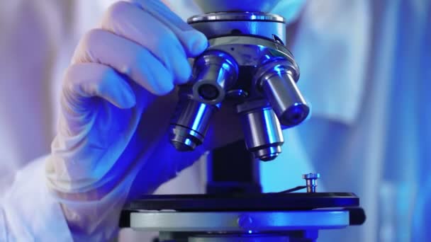Professioneller Wissenschaftler untersucht neue Bakterientypen unter dem Mikroskop — Stockvideo
