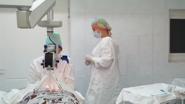 İki kadın cerrah mikroskop ve tıbbi aletlerle göz ameliyatı gerçekleştirdi. — Stok video