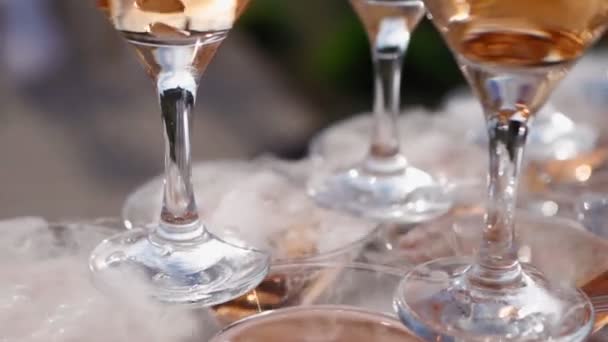Hermosa pirámide de champán en la celebración. Bebidas alcohólicas en la fiesta de bodas — Vídeos de Stock