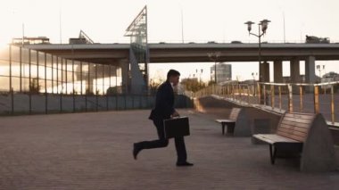 İşadamı, girişimci ya da ofis çalışanı gibi engellerin üstesinden gelir.
