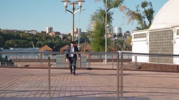 Podnikatel běží s obchodním kufříkem v ruce a překonává překážku — Stock video