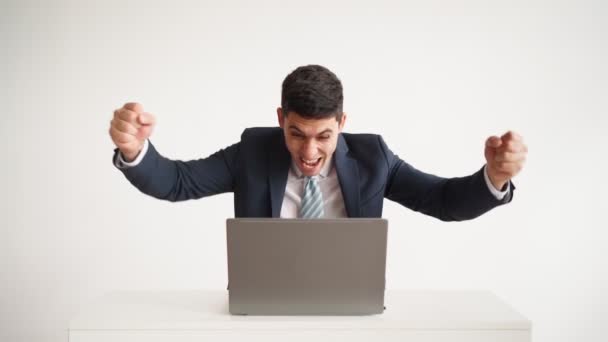 Szczęśliwy pracownik biurowy pracuje w laptopie i zabawny raduje się z udanej transakcji — Wideo stockowe