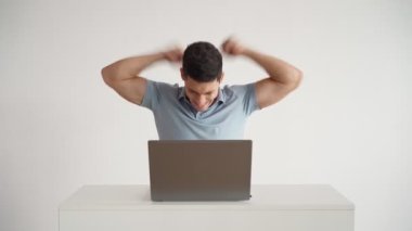 Mutlu ofis çalışanı dizüstü bilgisayarda çalışır ve başarılı anlaşmada neşeli olur.