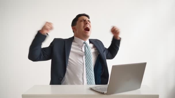 Trabalhador de escritório feliz trabalha no laptop e engraçado se alegra com negócio bem sucedido — Vídeo de Stock