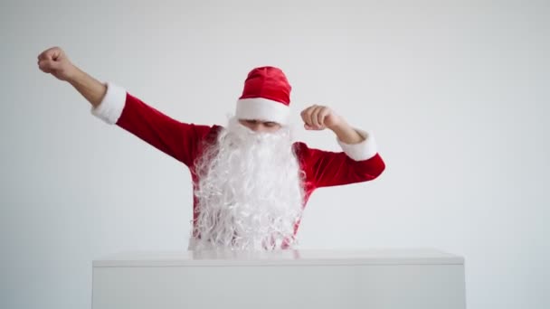 Santa Claus está bailando divertido sobre un fondo blanco. Navidad y Año Nuevo 2022 — Vídeos de Stock