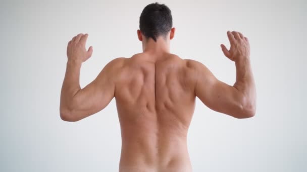 Athletic man suffers from back pain. Body care concept. Pimpled male skin — Stock Video