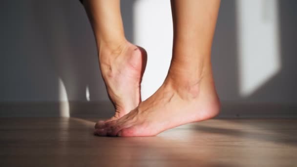 Schöne barfüßige weibliche Füße im gleißenden Sonnenlicht. Frau streckt ihre Beine — Stockvideo