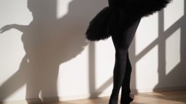 Siyah Tutu 'lu Balerin Parlak Güneş Işığıyla Beyaz Duvar' a Karşı Zarifçe Dans Ediyor