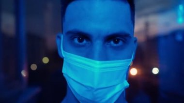 Tıbbi maskeli bir adam ambulans ışıkları yaktı. Coronavirus konsepti