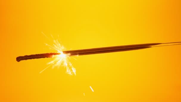 火焰喷射器在燃烧，火花在黄色背景下飞入相机 — 图库视频影像