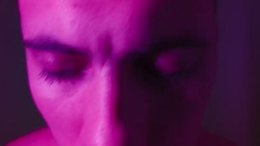 Neon ışıklı adam renkli müzik eşliğinde dans ediyor. Kulüp partileri kavramı. 
