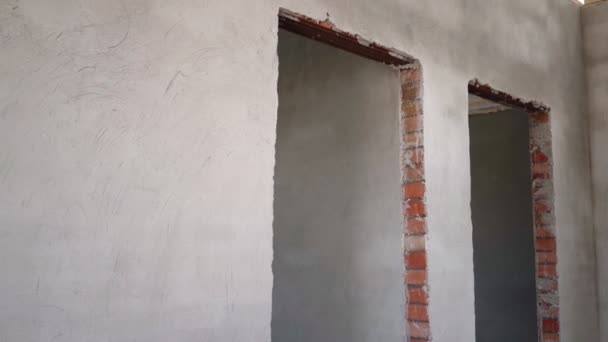 La maison est en cours de rénovation. Murs plâtrés dans une maison privée. — Video